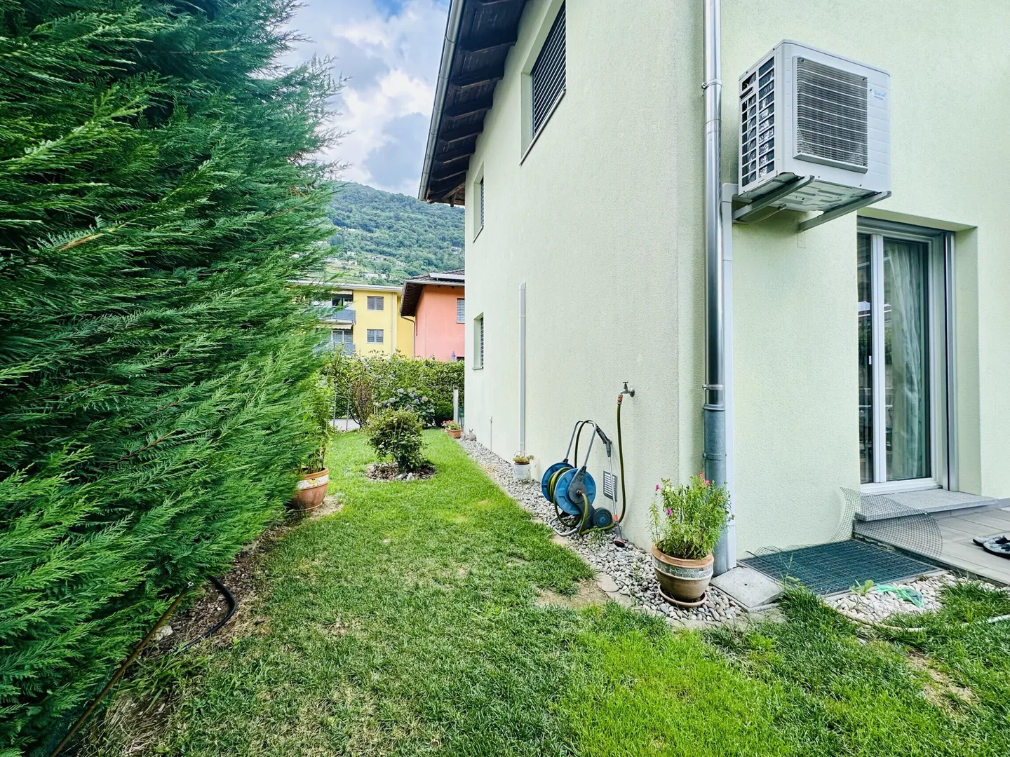 LUMINOSA CASA 5.5 LOCALI CON BOX E GIARDINO A CUGNASCO - Foto 9 di 9