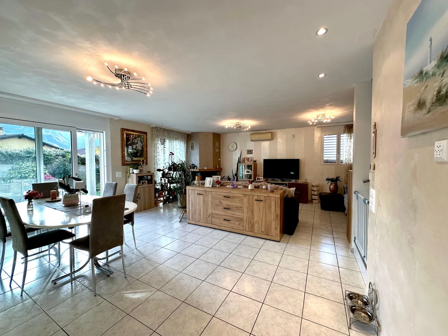 MAISON LUMINEUSE 5.5 PIÈCES AVEC GARAGE ET JARDIN À CUGNASCO - Photo 2 sur 9