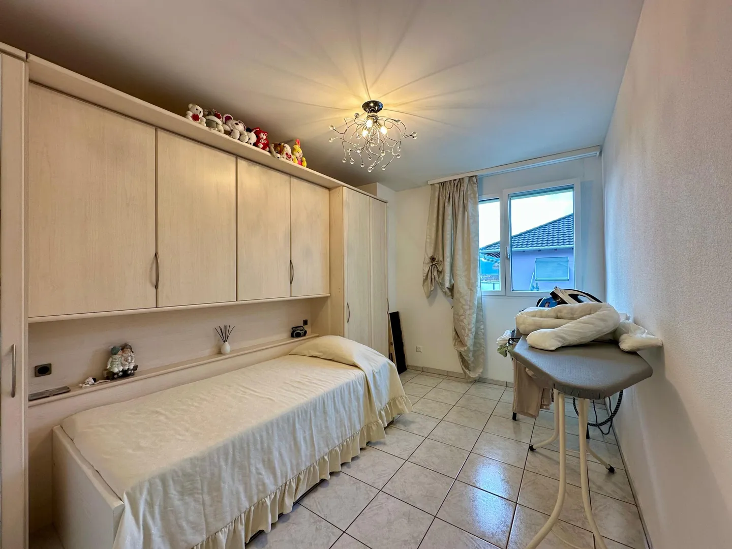 MAISON LUMINEUSE 5.5 PIÈCES AVEC GARAGE ET JARDIN À CUGNASCO - Photo 8 sur 9