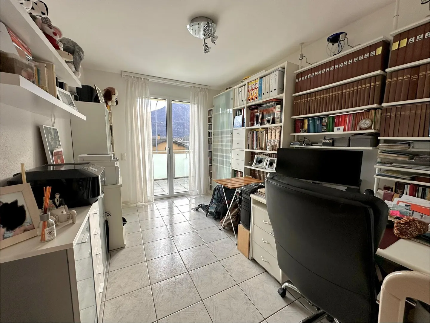 MAISON LUMINEUSE 5.5 PIÈCES AVEC GARAGE ET JARDIN À CUGNASCO - Photo 6 sur 9