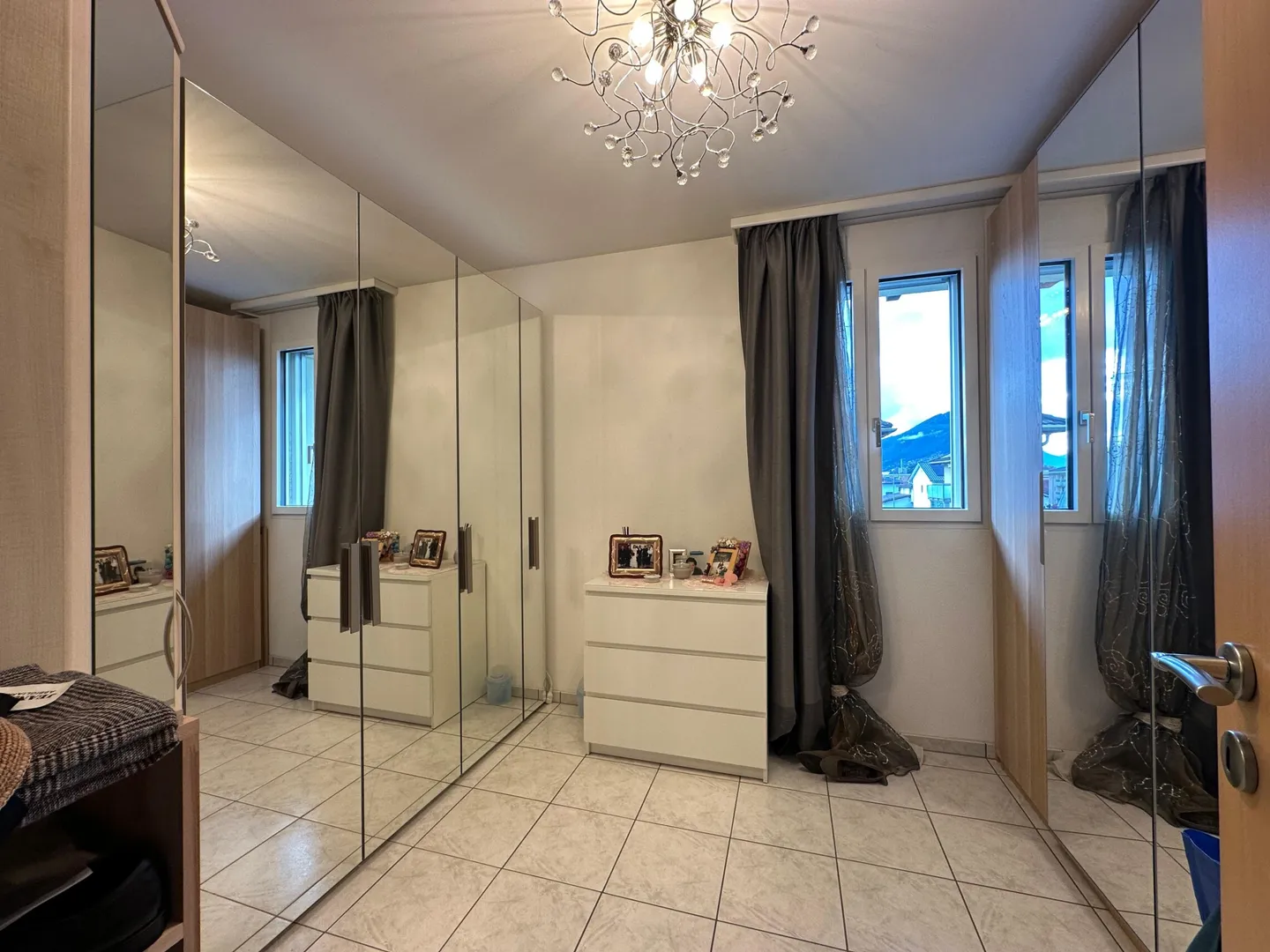 MAISON LUMINEUSE 5.5 PIÈCES AVEC GARAGE ET JARDIN À CUGNASCO - Photo 7 sur 9