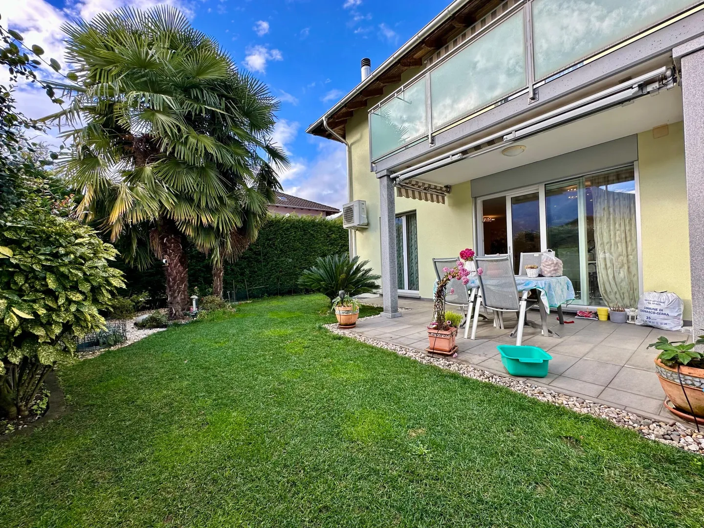 MAISON LUMINEUSE 5.5 PIÈCES AVEC GARAGE ET JARDIN À CUGNASCO - Photo 4 sur 9