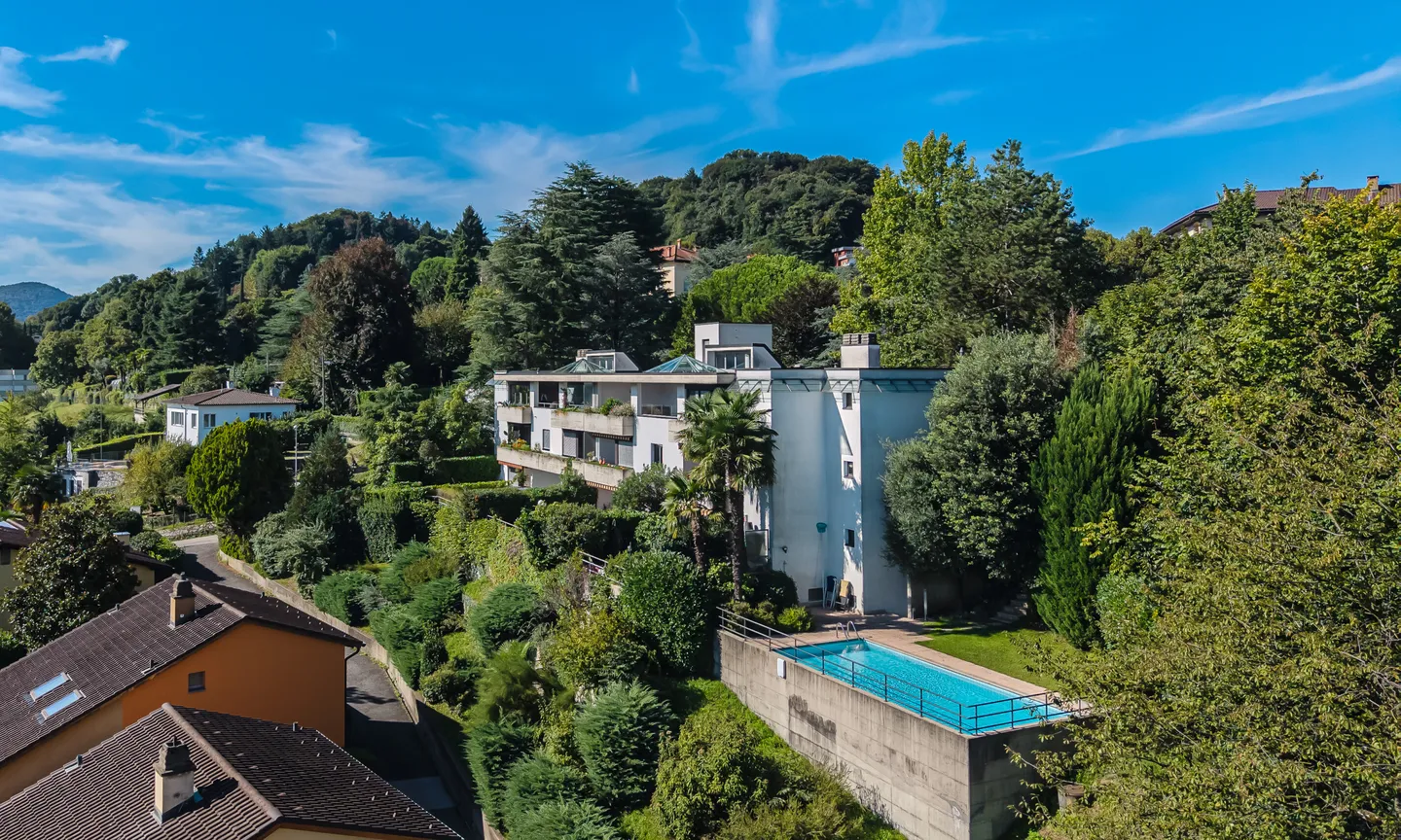 GRANDE ATTICO 4.5 LOCALI VISTA LAGO E PISCINA A MONTAGNOLA - Foto 9 di 10