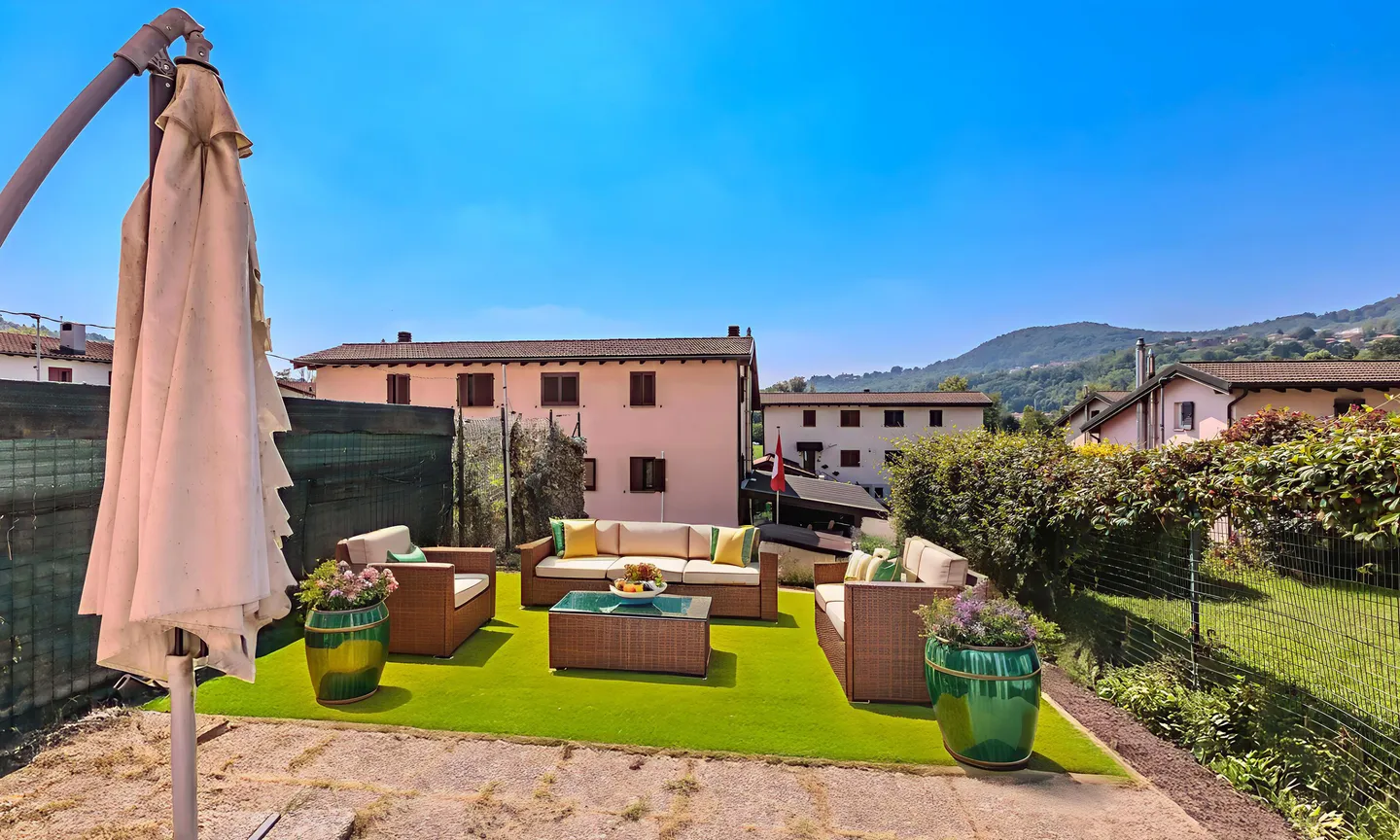 AMPIA VILLETTA A SCHIERA 5.5 LOCALI CON GIARDINO A SESEGLIO - Foto 1 di 9