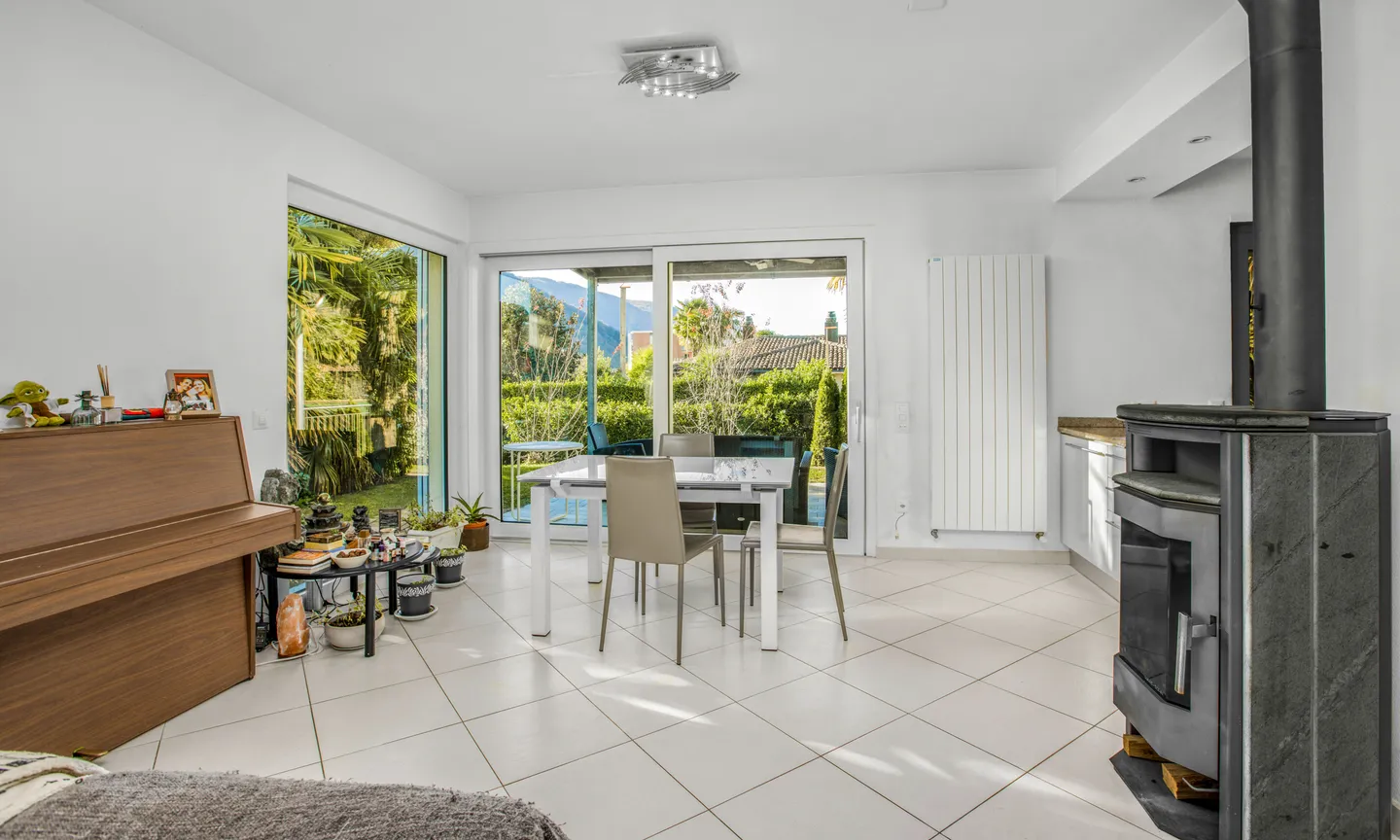 GRANDE VILLA 6.5 CON GIARDINO A DUE PASSI DAL LAGO A CASLANO - Foto 1 di 13