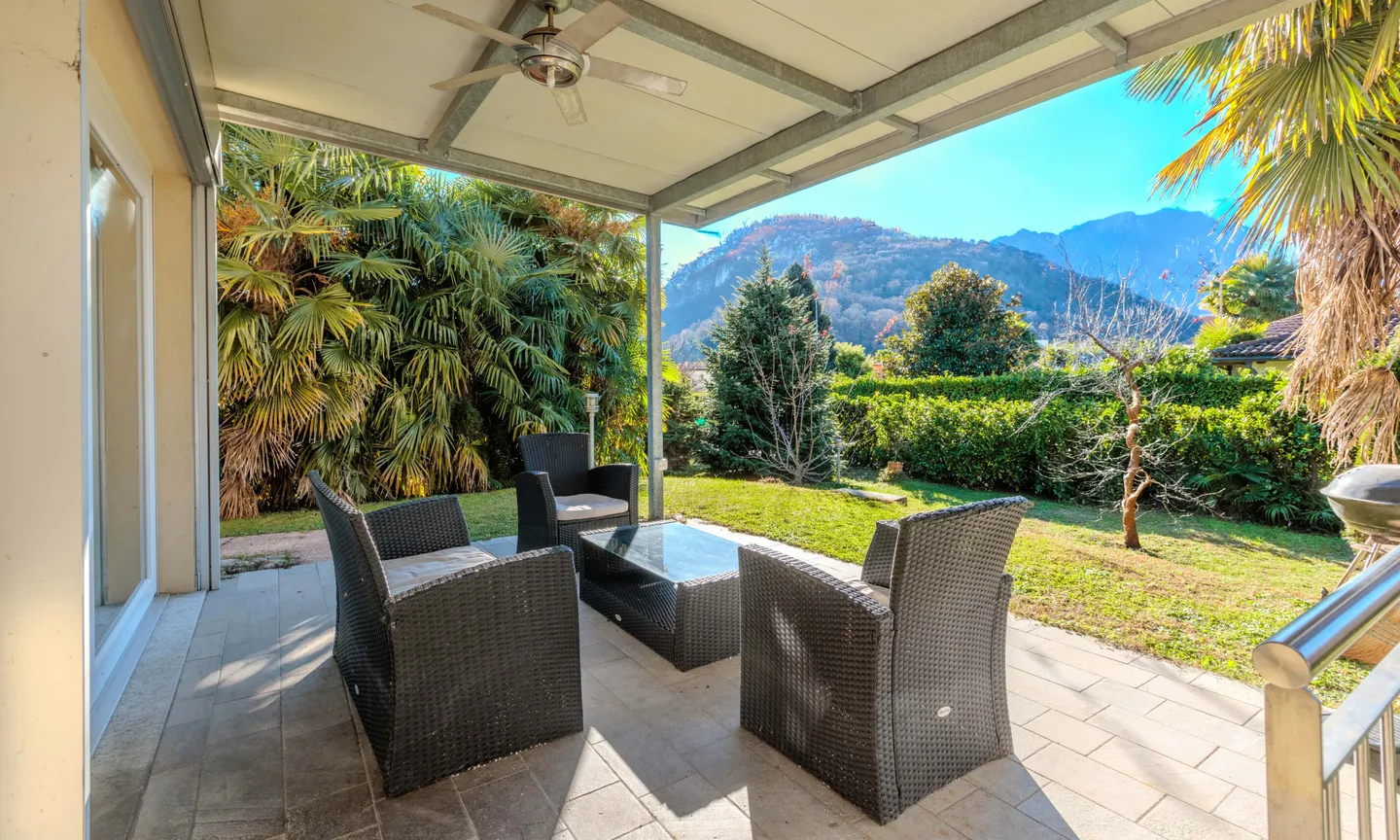 GRANDE VILLA 6.5 CON GIARDINO A DUE PASSI DAL LAGO A CASLANO - Foto 2 di 13