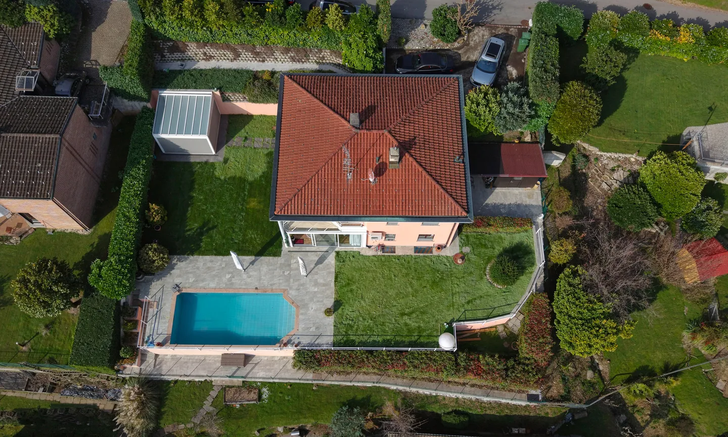 STUPENDA VILLA 6.5 LOCALI CON PISCINA E VISTA LAGO A BIOGGIO - Foto 9 von 9
