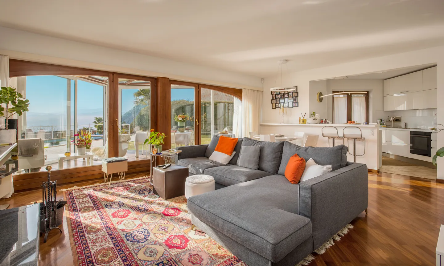 STUPENDA VILLA 6.5 LOCALI CON PISCINA E VISTA LAGO A BIOGGIO - Foto 1 von 9