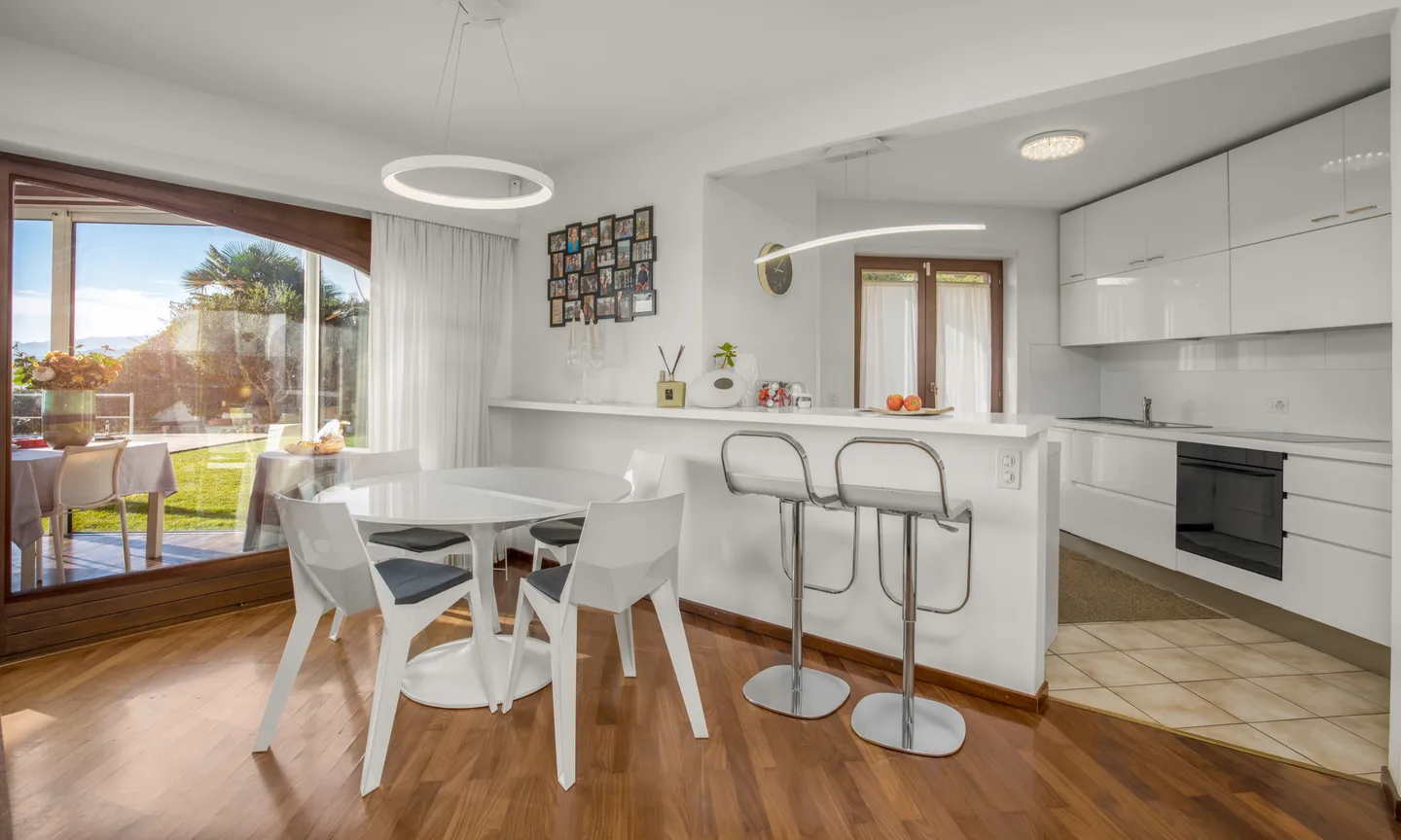 STUPENDA VILLA 6.5 LOCALI CON PISCINA E VISTA LAGO A BIOGGIO - Foto 3 von 9