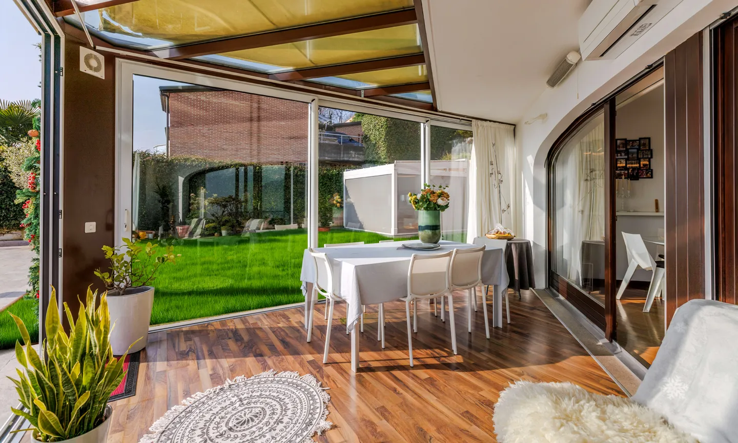 STUPENDA VILLA 6.5 LOCALI CON PISCINA E VISTA LAGO A BIOGGIO - Foto 4 von 9