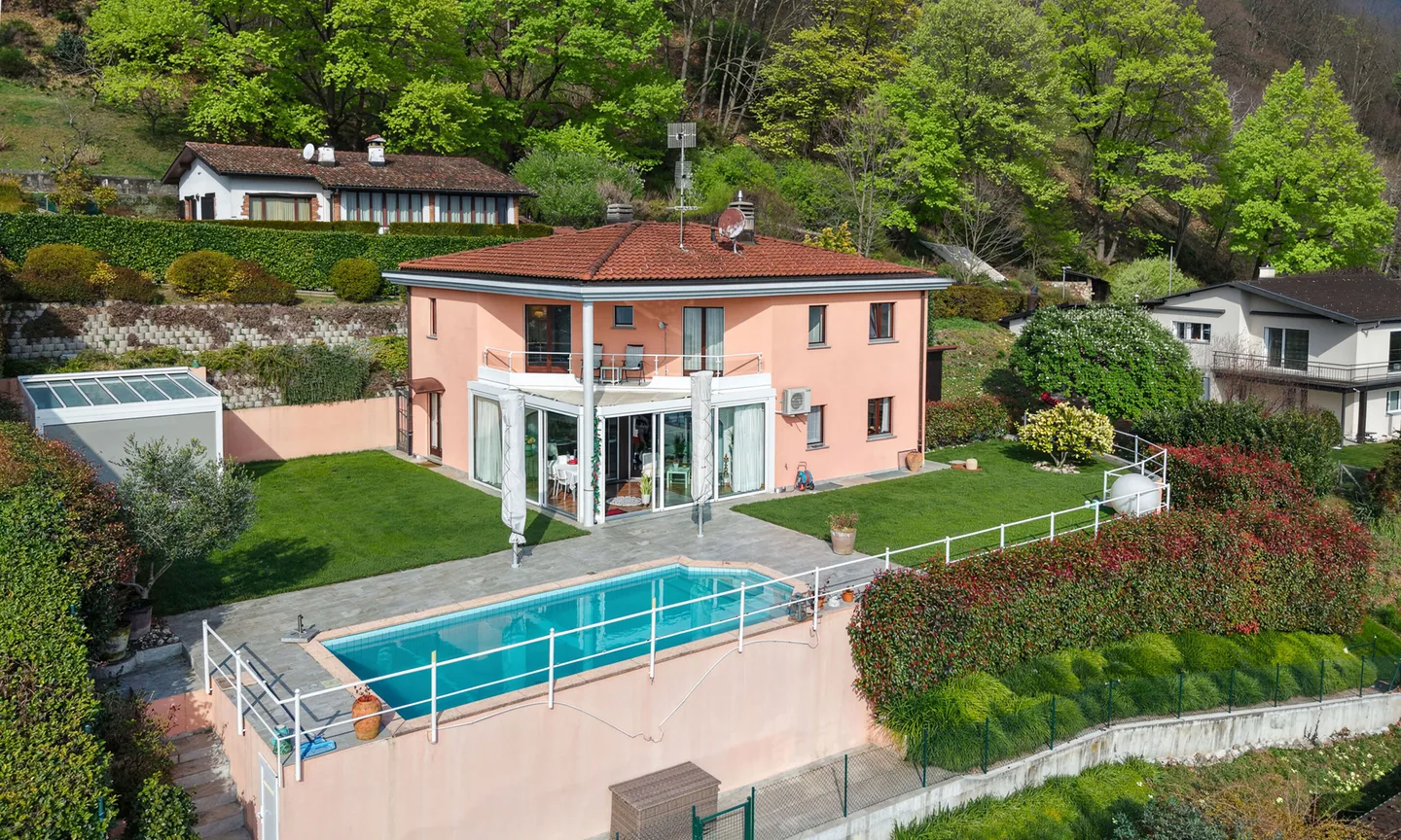 STUPENDA VILLA 6.5 LOCALI CON PISCINA E VISTA LAGO A BIOGGIO - Foto 5 von 9