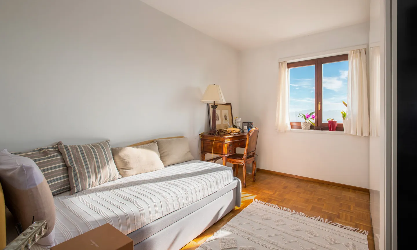 STUPENDA VILLA 6.5 LOCALI CON PISCINA E VISTA LAGO A BIOGGIO - Foto 6 von 9