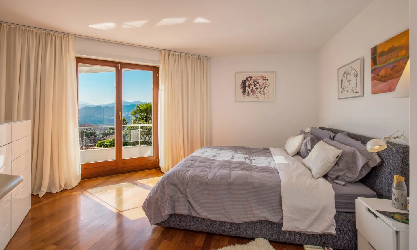 STUPENDA VILLA 6.5 LOCALI CON PISCINA E VISTA LAGO A BIOGGIO - Foto 7 von 9