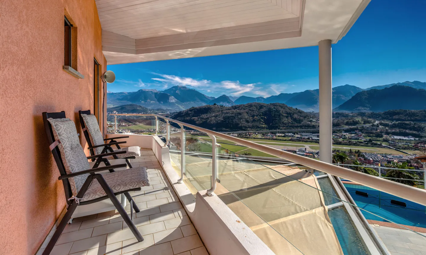 SPLENDID VILLA 6.5 ROOMS WITH LAKE VIEW AND POOL IN BIOGGIO - Photo 8 of 9
