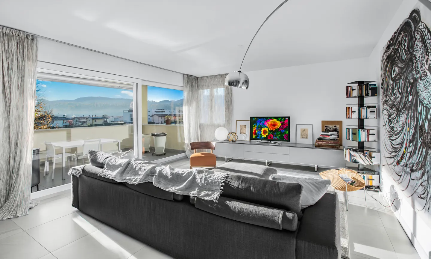 MODERNES 5,5 ZIMMER MIT GROSSER TERRASSE IN GRÜNER LAGE IN STABIO - Foto 1 von 10