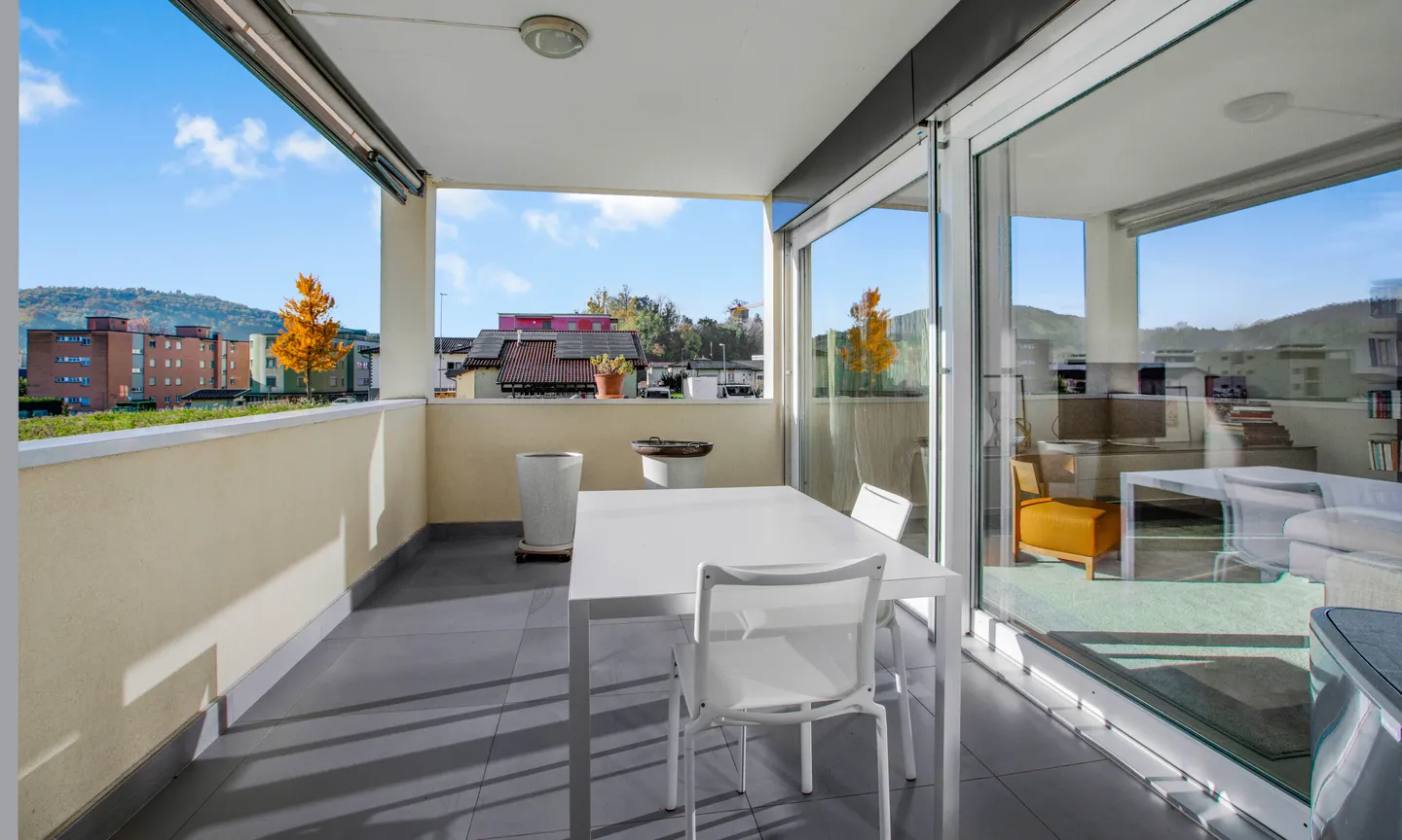 MODERNES 5,5 ZIMMER MIT GROSSER TERRASSE IN GRÜNER LAGE IN STABIO - Foto 2 von 10