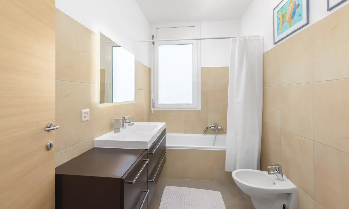 MODERNES 5,5 ZIMMER MIT GROSSER TERRASSE IN GRÜNER LAGE IN STABIO - Foto 6 von 10