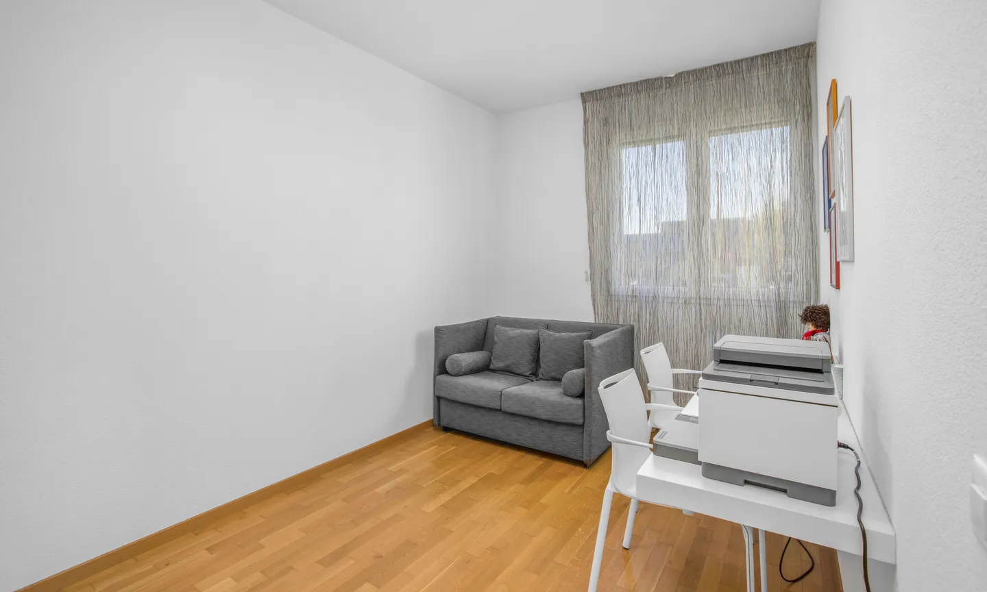 MODERNES 5,5 ZIMMER MIT GROSSER TERRASSE IN GRÜNER LAGE IN STABIO - Foto 8 von 10