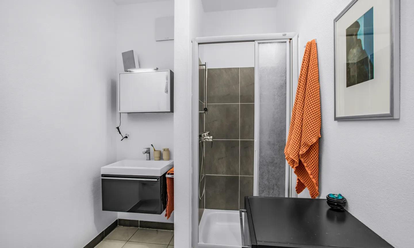 MODERNES 5,5 ZIMMER MIT GROSSER TERRASSE IN GRÜNER LAGE IN STABIO - Foto 9 von 10