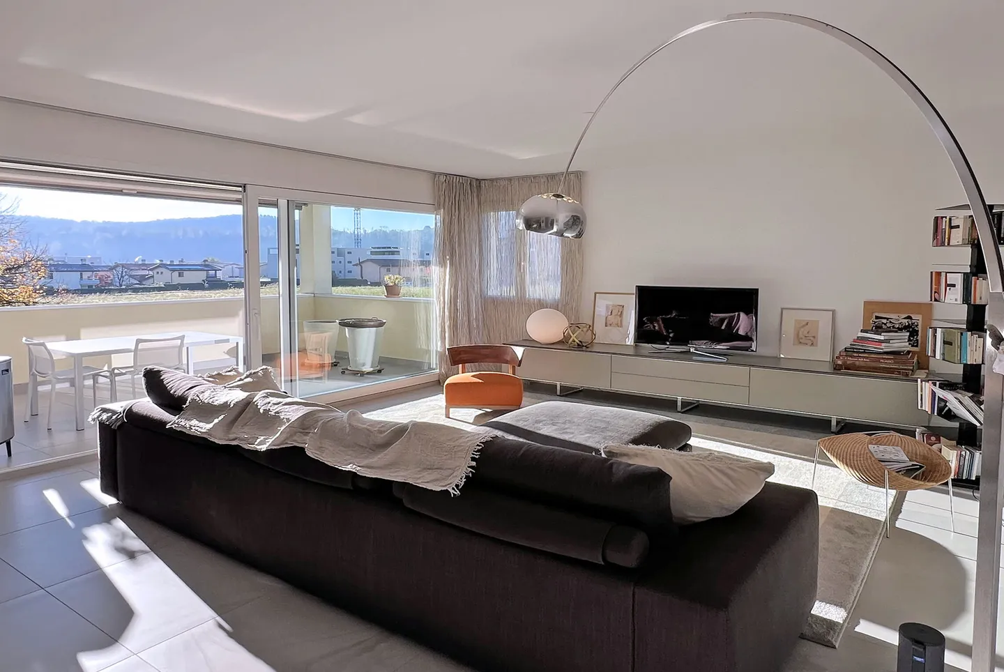 MODERNES 5,5-ZIMMER-APARTMENT MIT GROSSER TERRASSE IN GRÜNER LAGE IN STABIO - Foto 1 von 12