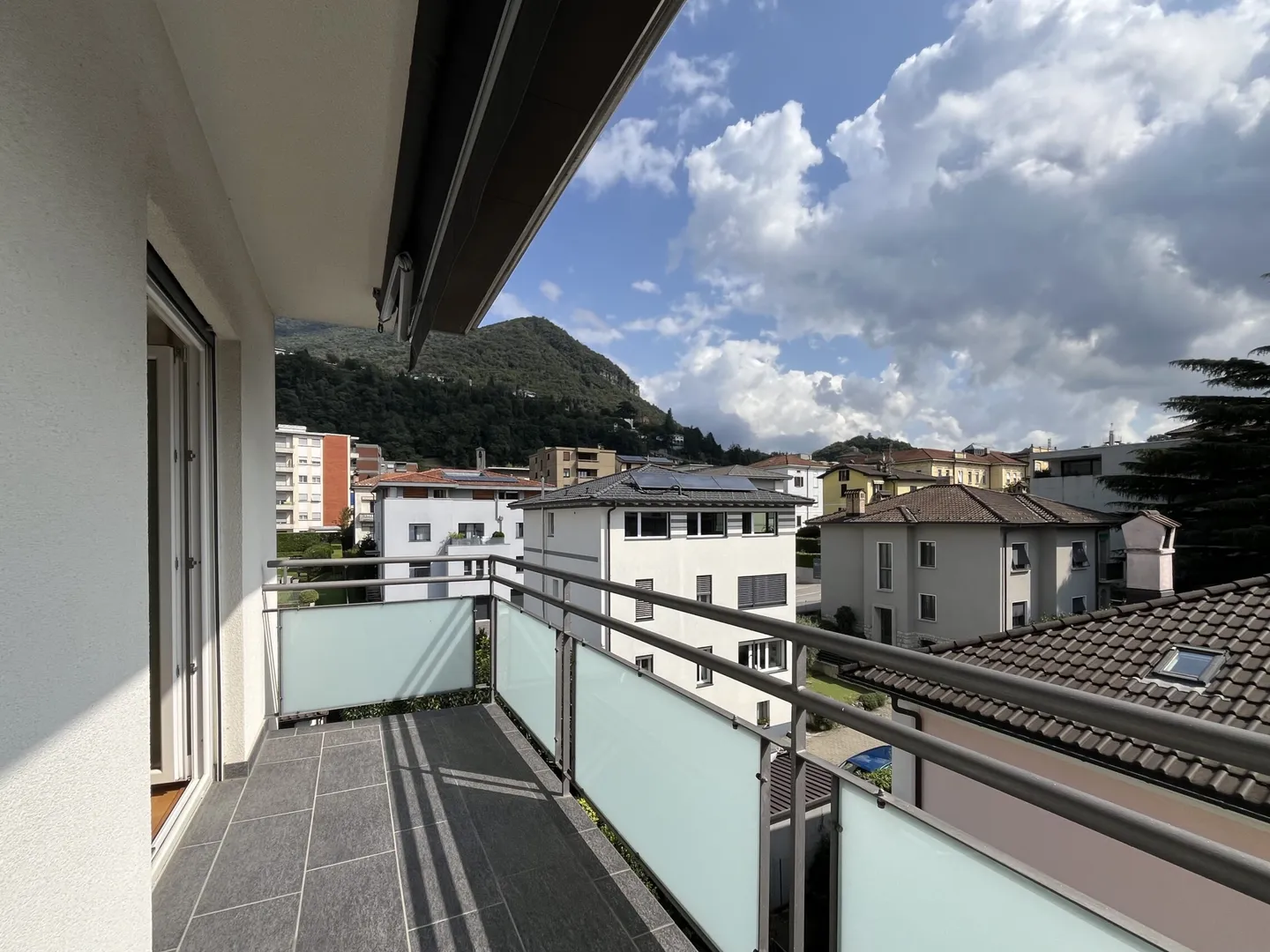 AFFITTASI ATTICO 3.5 LOCALI CON DUE BALCONI A MENDRISIO - Foto 1 di 10
