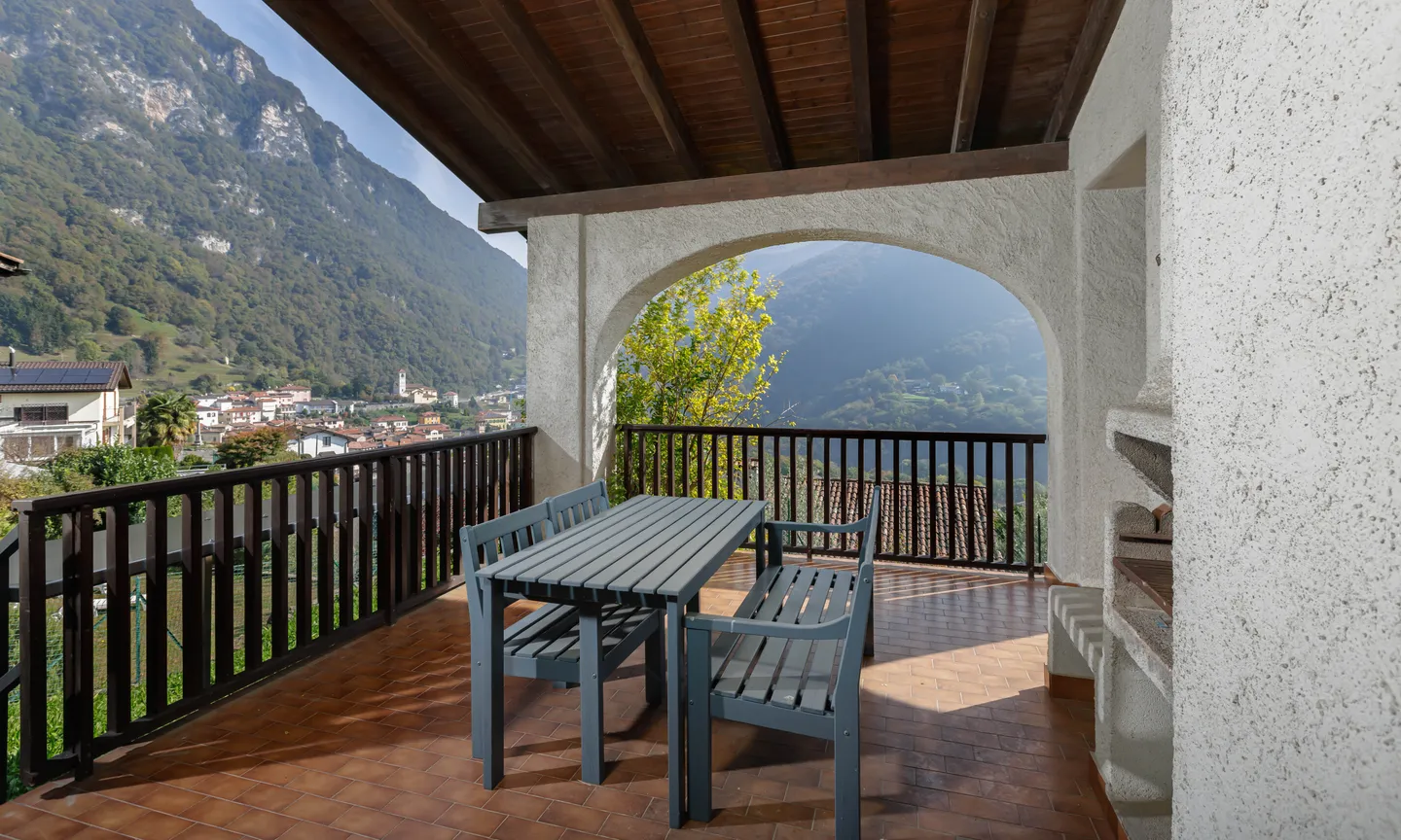 TWO-FAMILY HOUSE WITH 4.5 ROOMS PLUS TWO-ROOM APARTMENT IN AROGNO - Photo 2 of 9