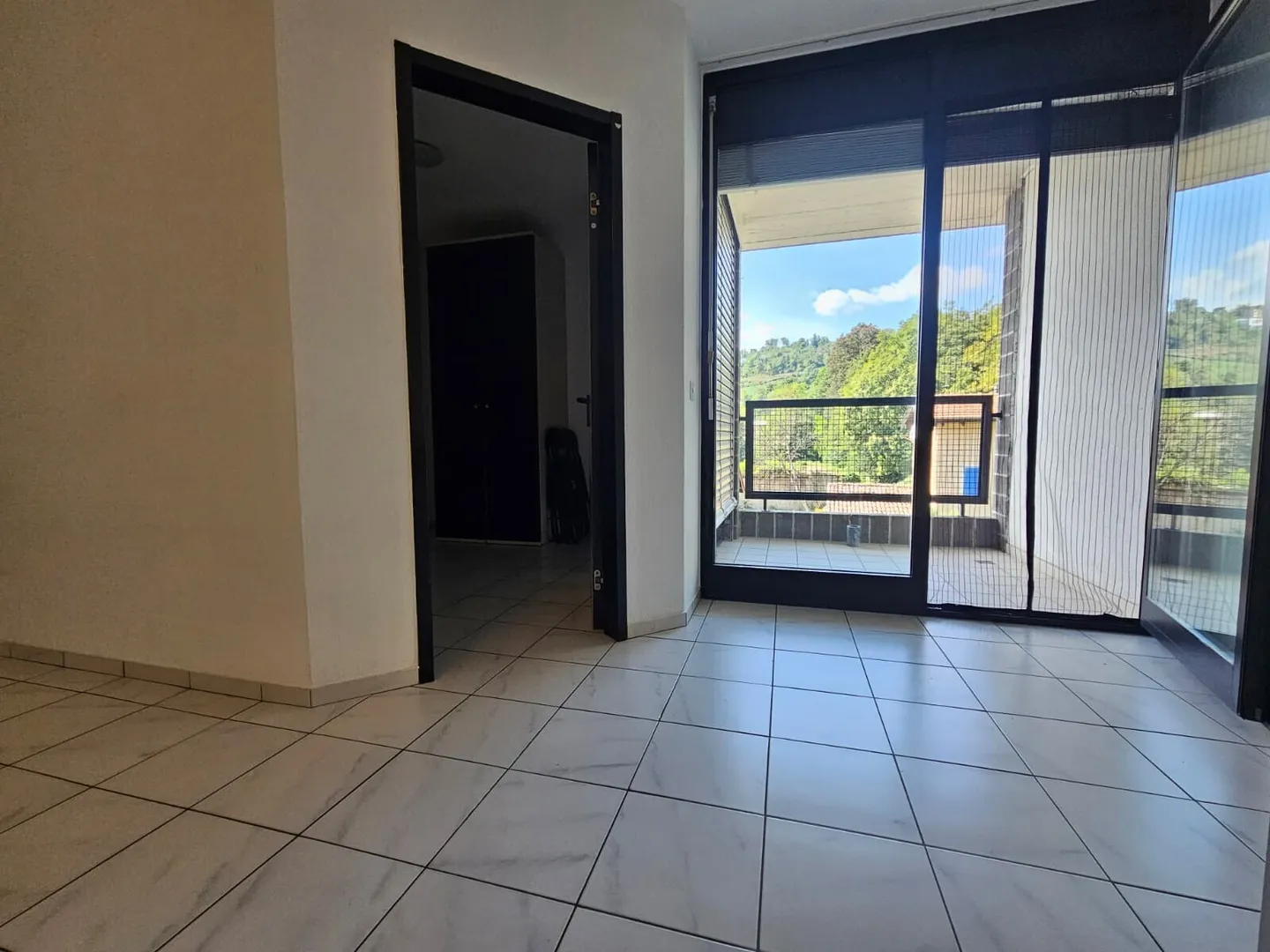 AMPIO 2.5 LOCALI ARREDATO CON BALCONE IN ZONA CORNAREDO - Foto 2 di 8