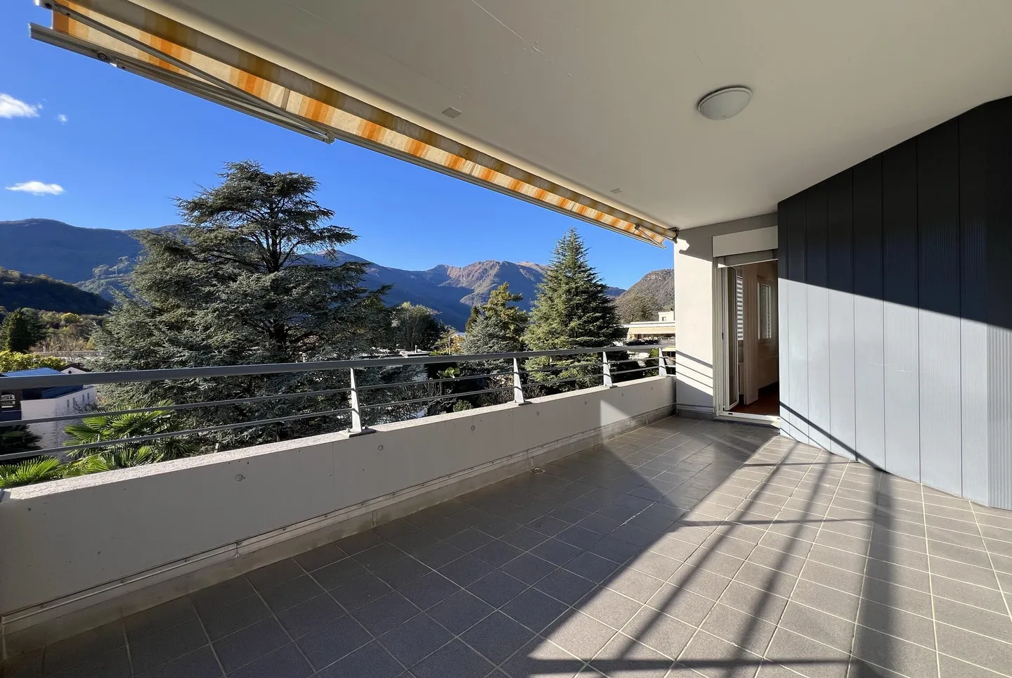 ATTICO SPACIEUX 4.5 PIÈCES AVEC TERRASSE À PONTE CAPRIASCA - Photo 2 sur 10