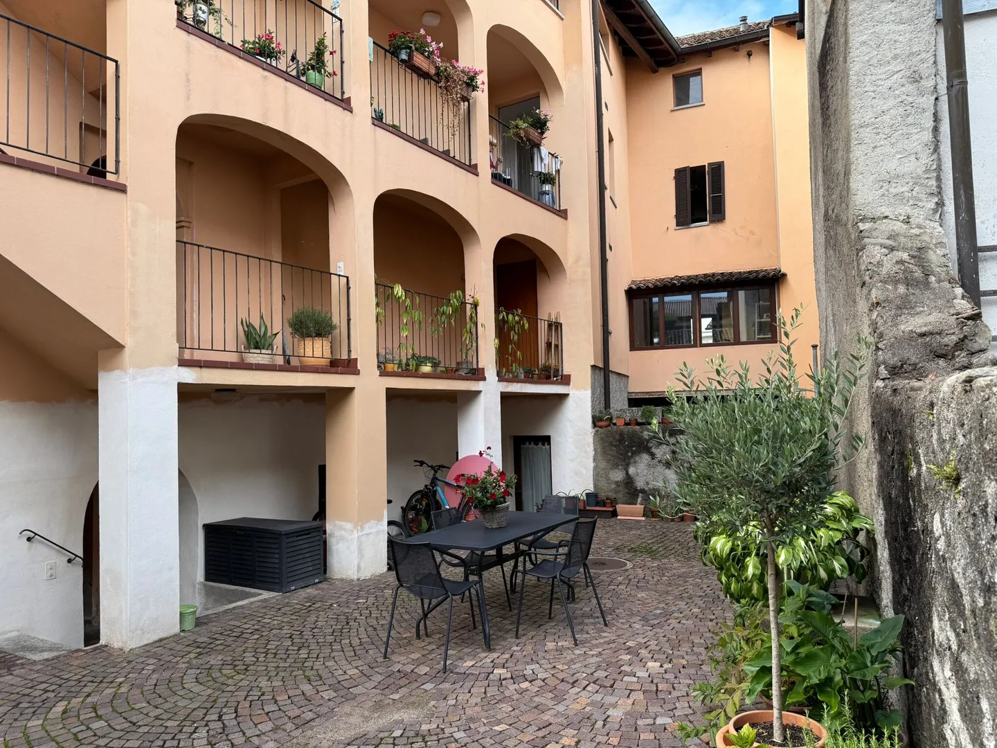 GERÄUMIGE GEWERBLICHE ZWEI-ZIMMER-WOHNUNG IDEAL ALS B&amp;B IN CASLANO - Foto 1 von 7