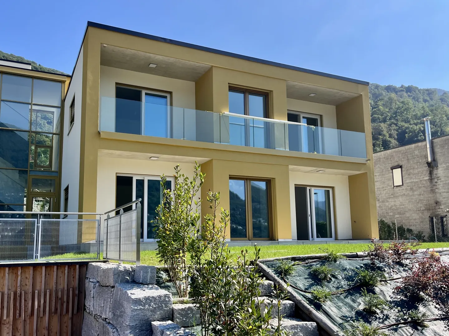AMPIO 4.5 LOCALI CON GIARDINO E VISTA LAGO A BRUSINO ARSIZIO - Foto 3 di 10