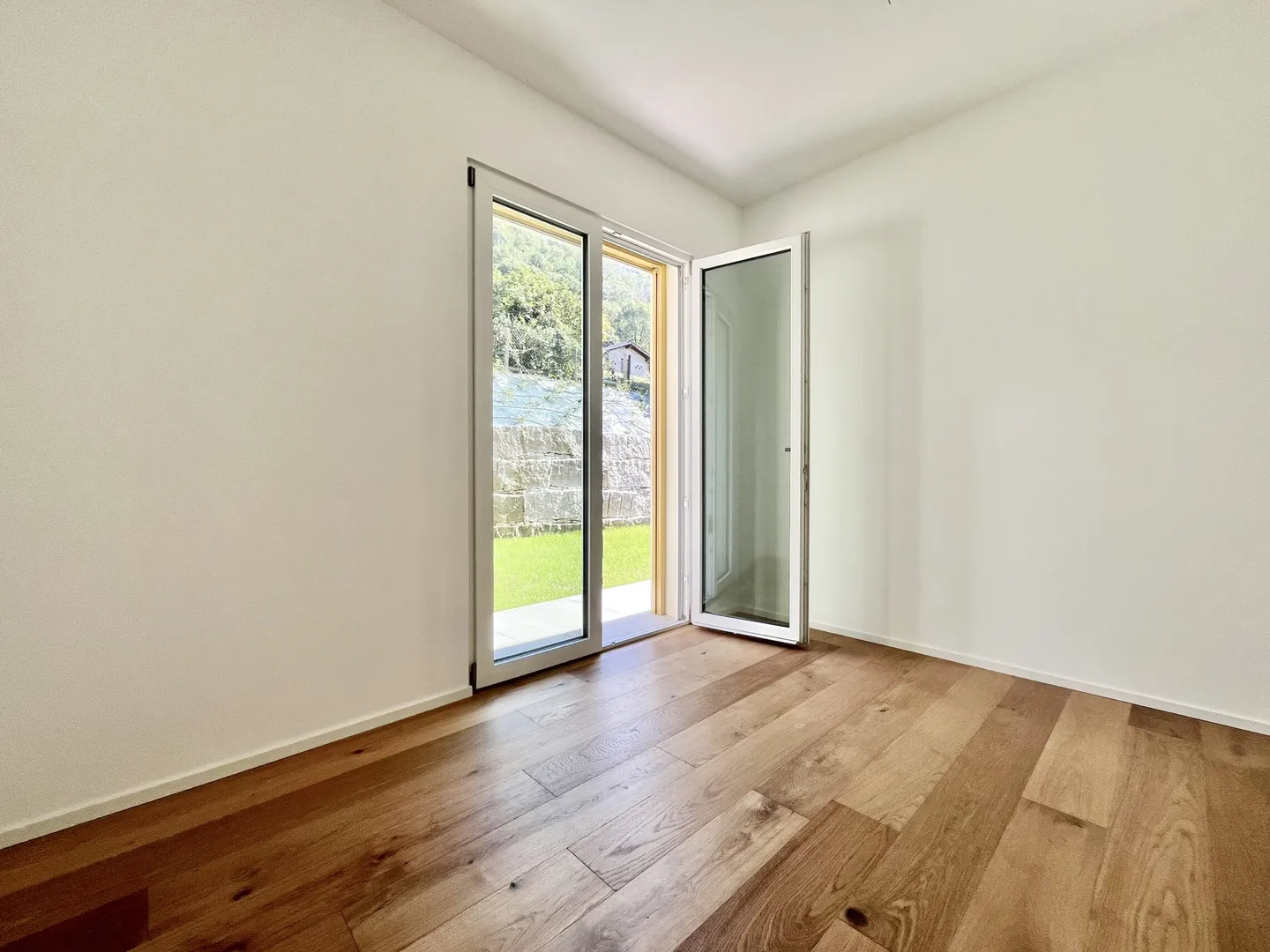 AMPIO 4.5 LOCALI CON GIARDINO E VISTA LAGO A BRUSINO ARSIZIO - Foto 6 di 10