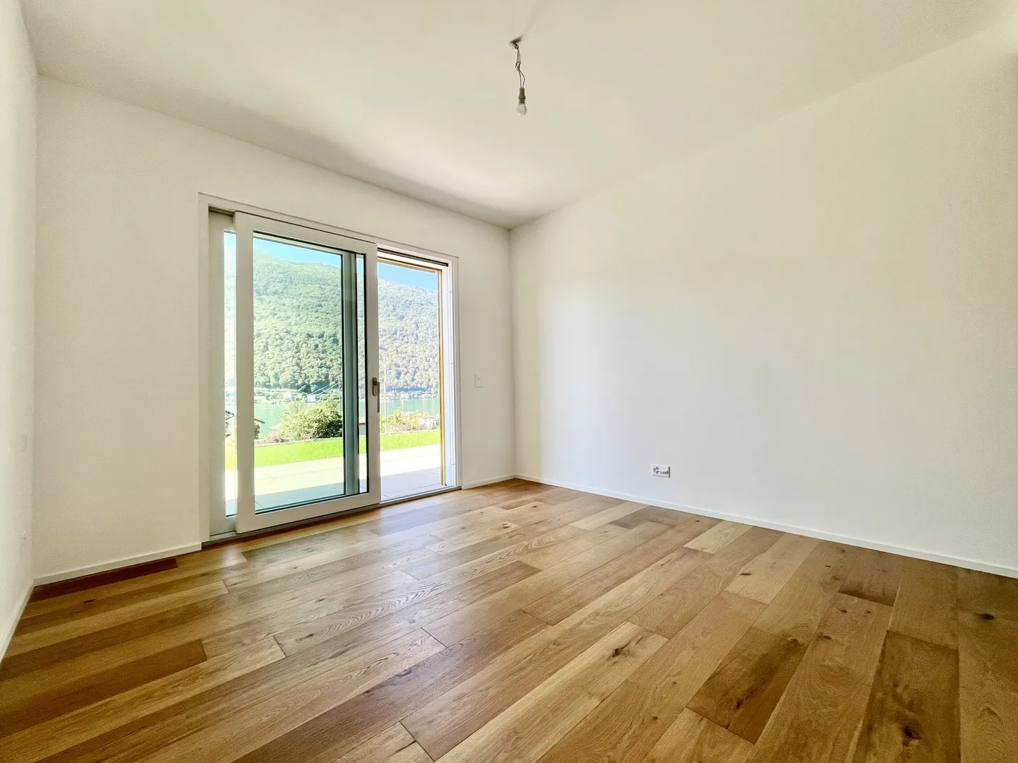 AMPIO 4.5 LOCALI CON GIARDINO E VISTA LAGO A BRUSINO ARSIZIO - Foto 8 di 10