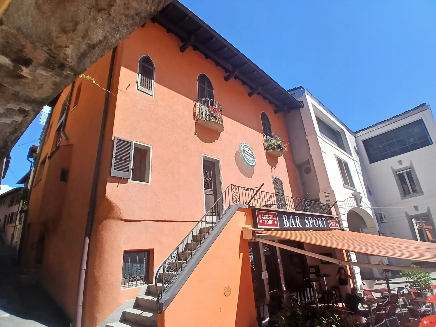 GRANDE CASA 5.5 LOCALI CON BAR E MAGAZZINO A PONTE TRESA - Foto 1 di 9