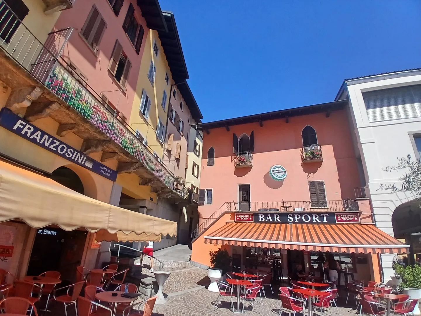 GRANDE CASA 5.5 LOCALI CON BAR E MAGAZZINO A PONTE TRESA - Foto 2 di 9