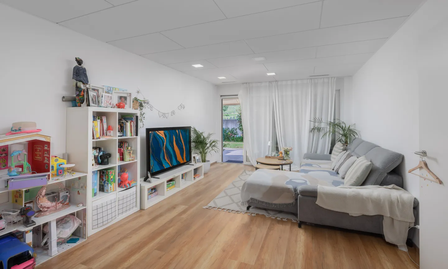 ELEGANTE APPARTAMENTO 4.5 LOCALI CON AMPIO GIARDINO A FIGINO - Foto 1 di 9