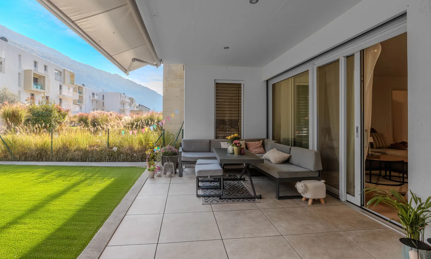 ELEGANTE APPARTAMENTO 4.5 LOCALI CON AMPIO GIARDINO A FIGINO - Foto 2 di 9