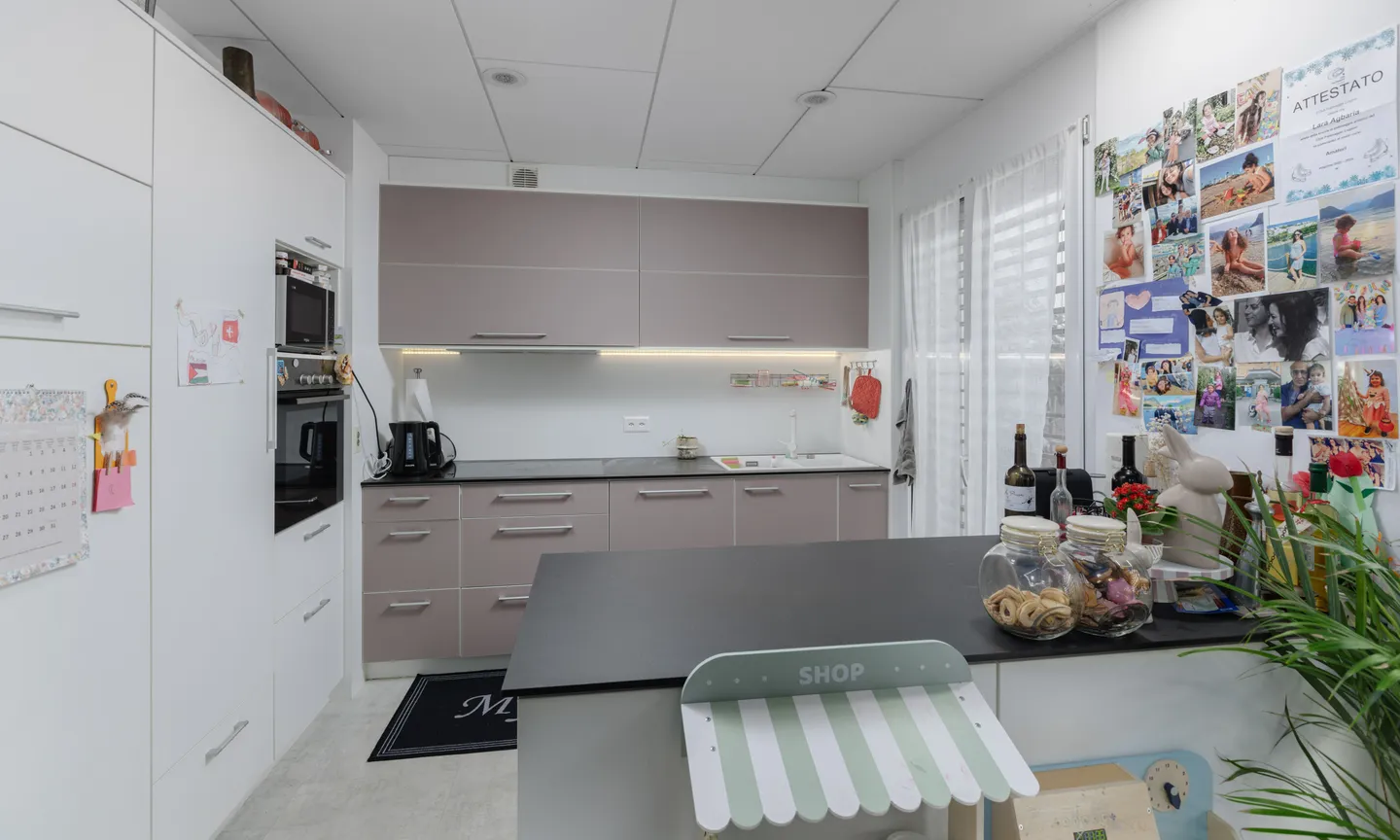 ELEGANTE APPARTAMENTO 4.5 LOCALI CON AMPIO GIARDINO A FIGINO - Foto 4 di 9