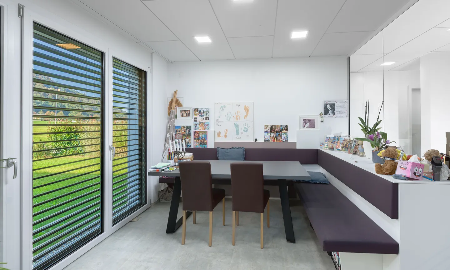 ELEGANTE APPARTAMENTO 4.5 LOCALI CON AMPIO GIARDINO A FIGINO - Foto 5 di 9