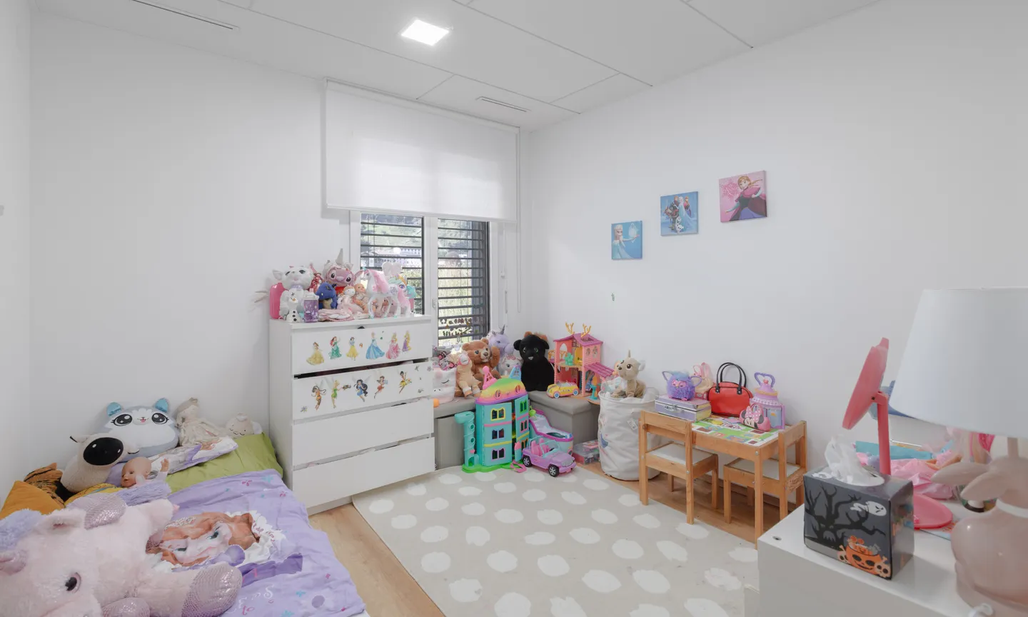 ELEGANTE APPARTAMENTO 4.5 LOCALI CON AMPIO GIARDINO A FIGINO - Foto 8 di 9