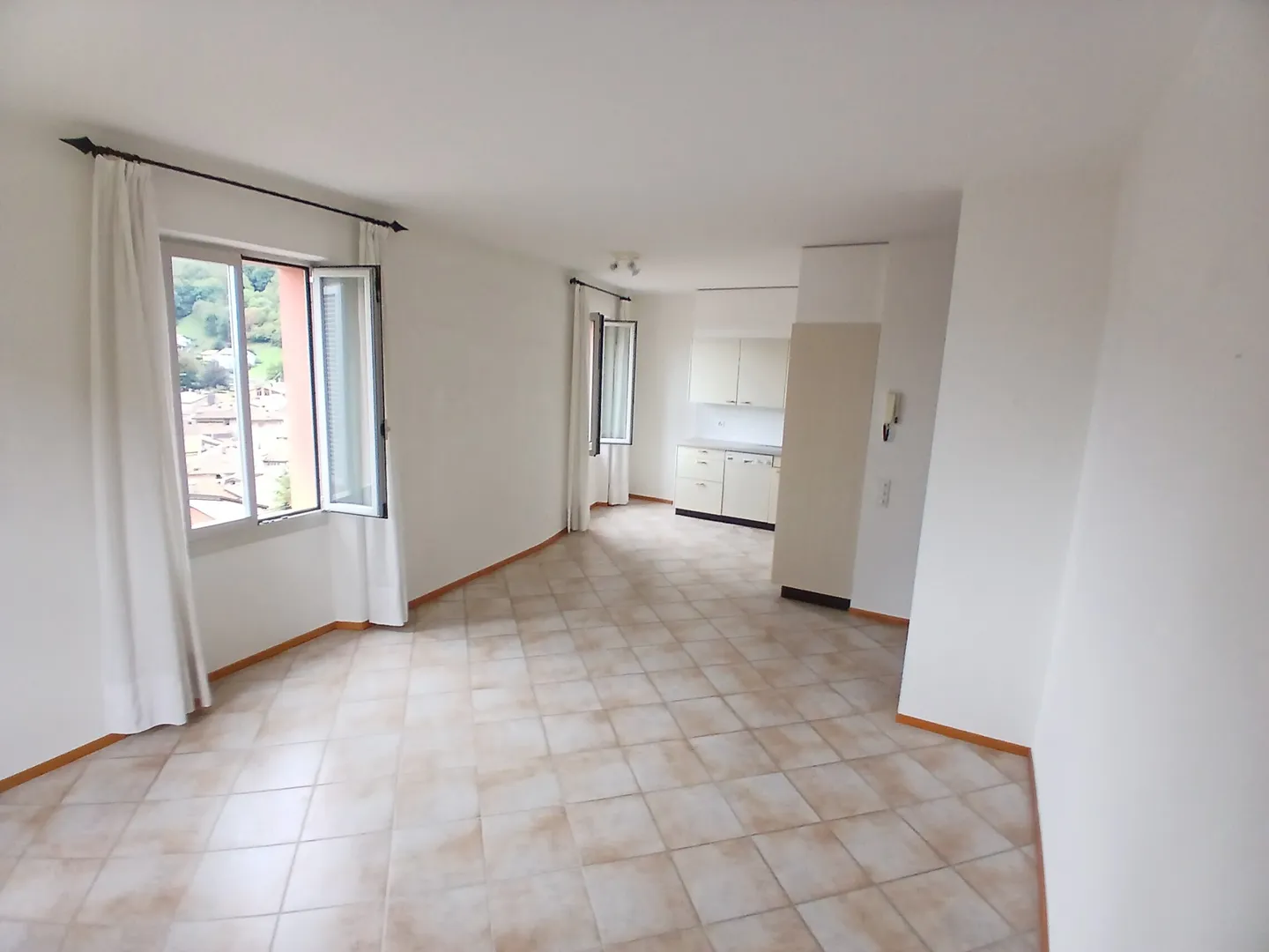 GRANDE 2.5 LOCALI DI 80 MQ AD AROGNO ALTA - Foto 1 di 9