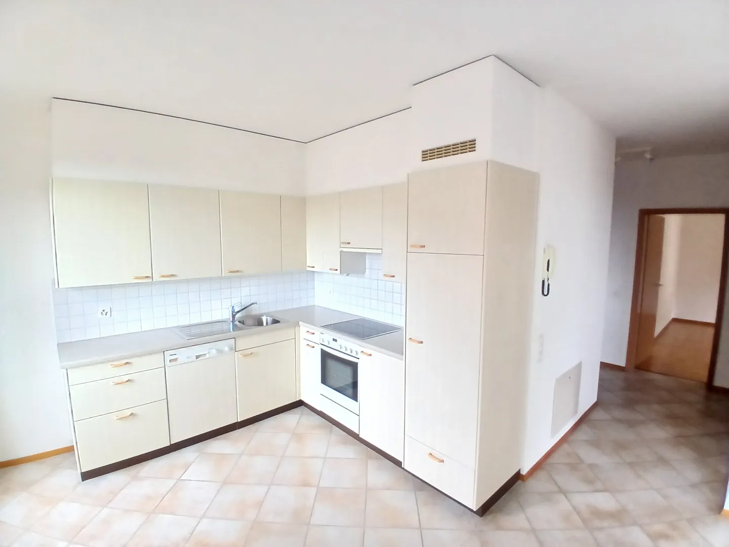 GRANDE 2.5 LOCALI DI 80 MQ AD AROGNO ALTA - Foto 3 di 9