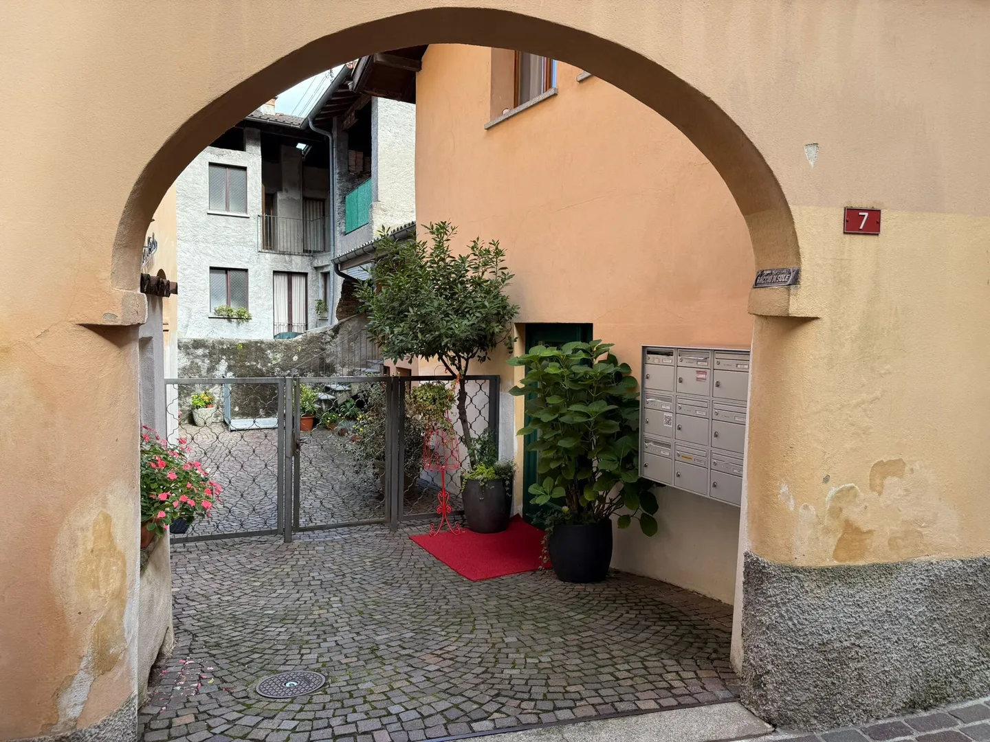AMPIO E COMODO BILOCALE DA RISTRUTTURARE A CASLANO - Foto 2 di 7