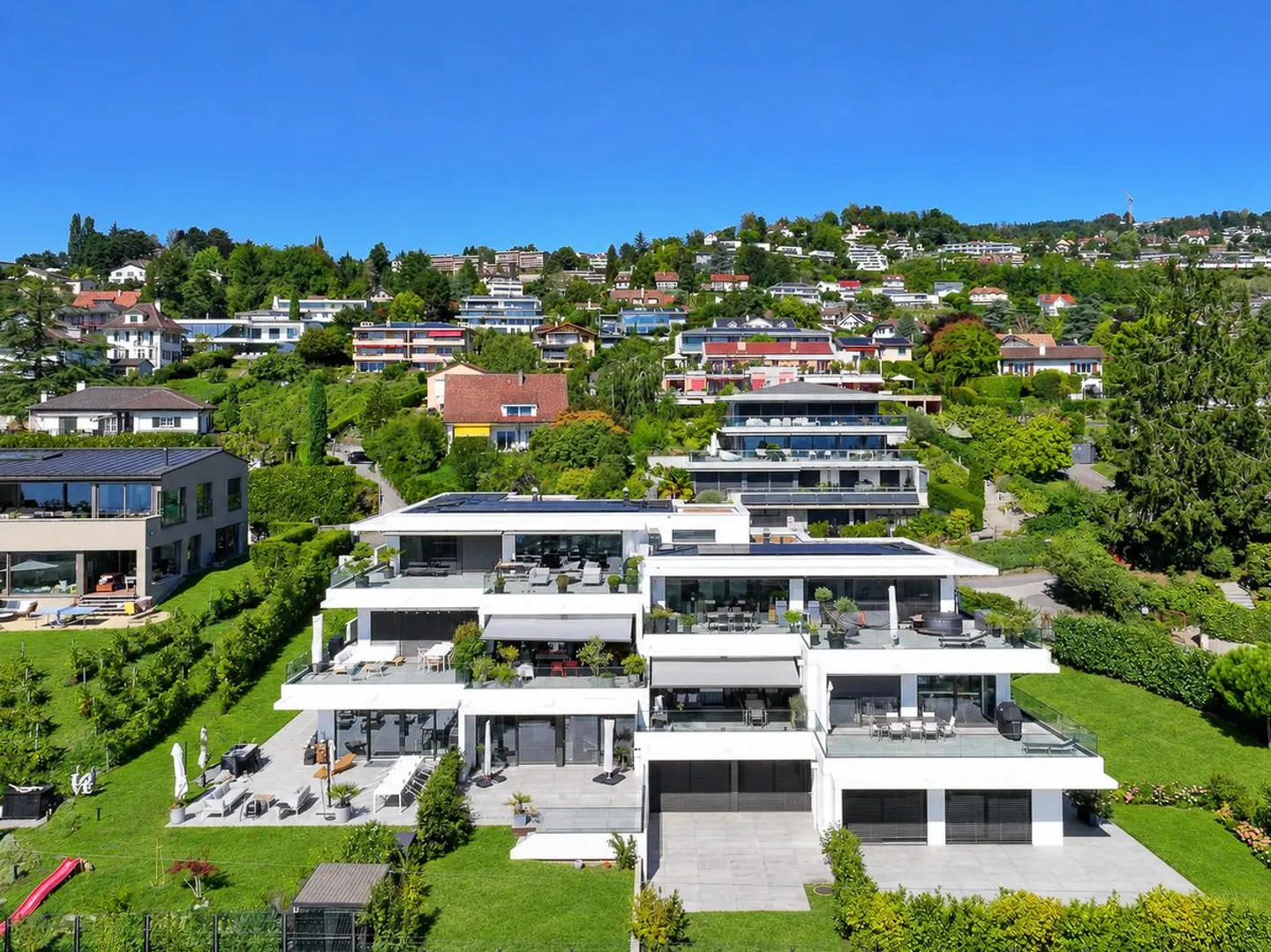 Modernes 2,5-Zimmer-Apartment mit einer 45 m² Terrasse und atemberaubendem Blick - Foto 1 von 7