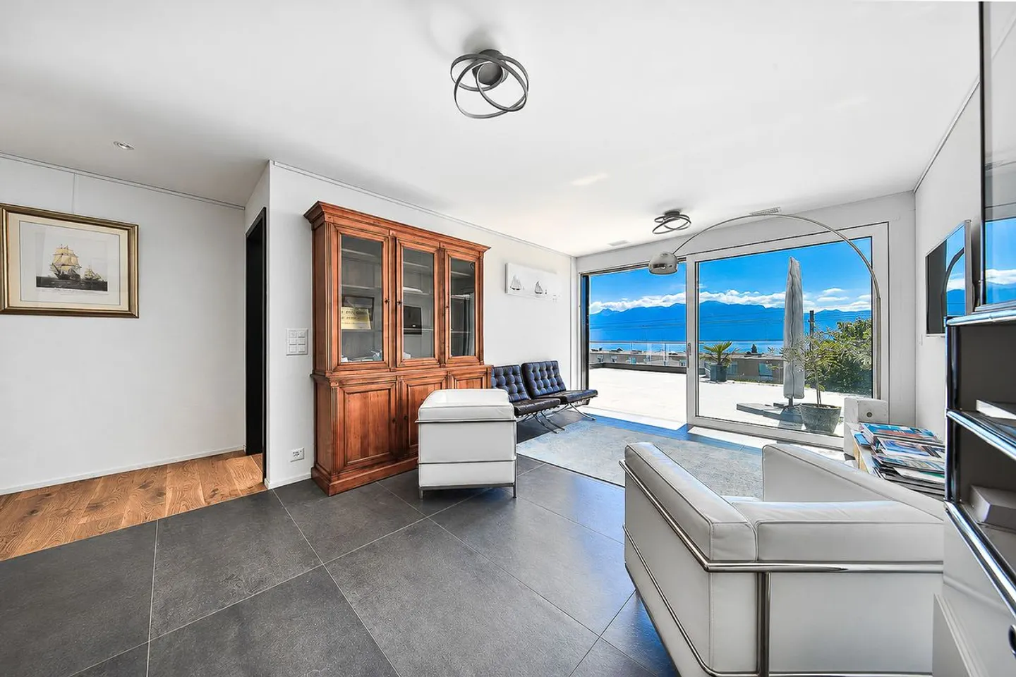 Modernes 2,5-Zimmer-Apartment mit einer 45 m² Terrasse und atemberaubendem Blick - Foto 4 von 7