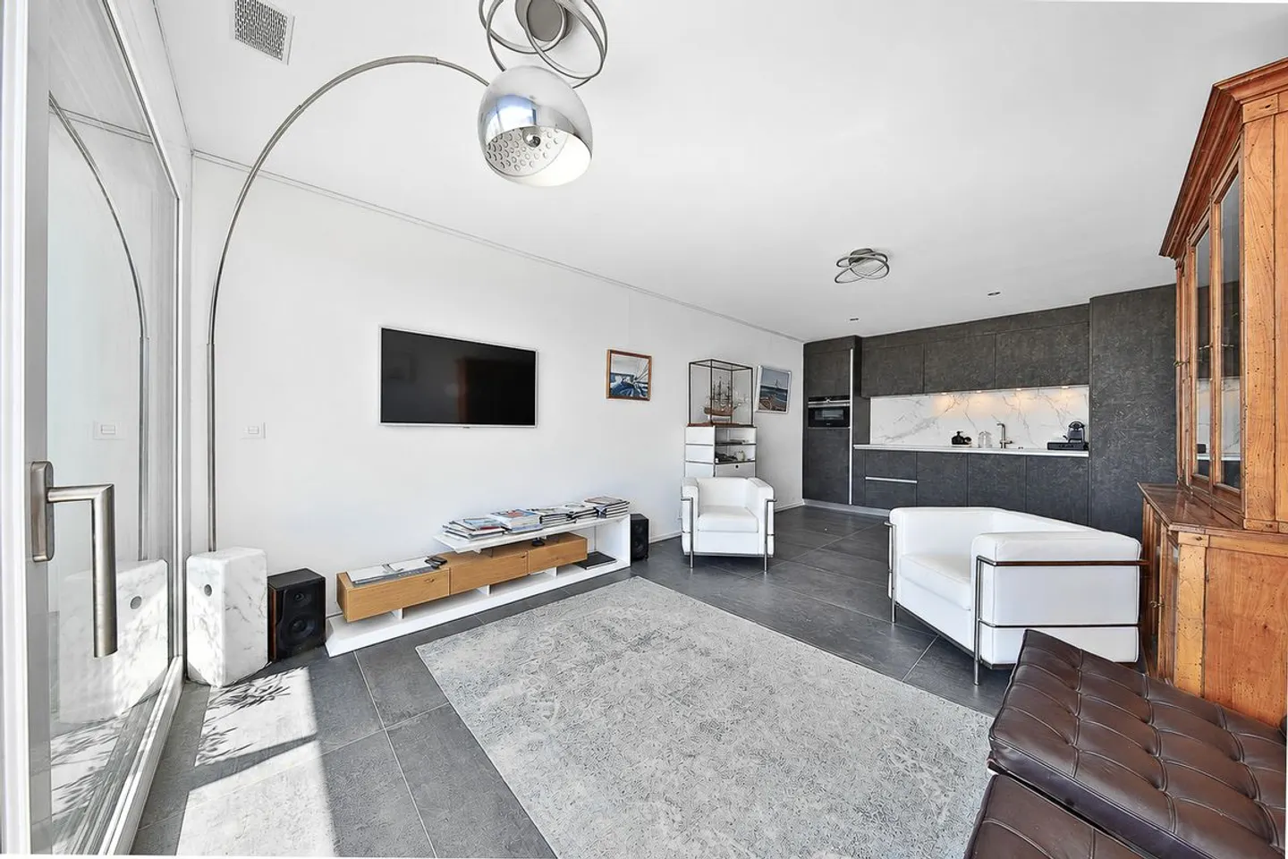 Modernes 2,5-Zimmer-Apartment mit einer 45 m² Terrasse und atemberaubendem Blick - Foto 3 von 7