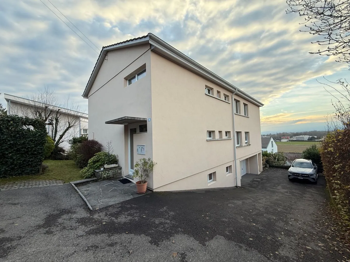 Opportunità di ristrutturazione! Appartamento di 95 m2 con giardino vicino all'EPFL in un condominio di 2 unità - Foto 1 di 10