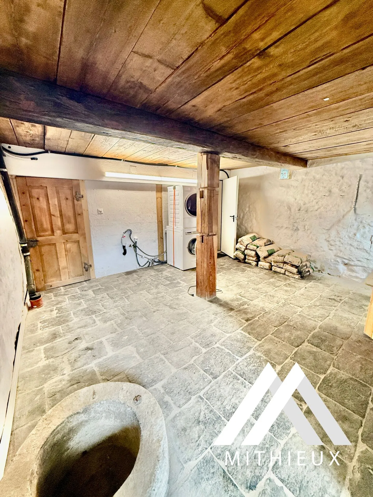 MAGNIFIKANT RENOVIERTES DUPLEX VON 3.5 PCS + LOKAL/WERKSTATT - MASE (MONT-NOBLE) - Foto 9 von 13