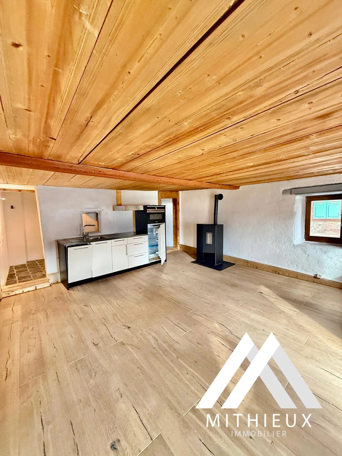 MAGNIFIKANT RENOVIERTES DUPLEX VON 3.5 PCS + LOKAL/WERKSTATT - MASE (MONT-NOBLE) - Foto 2 von 13