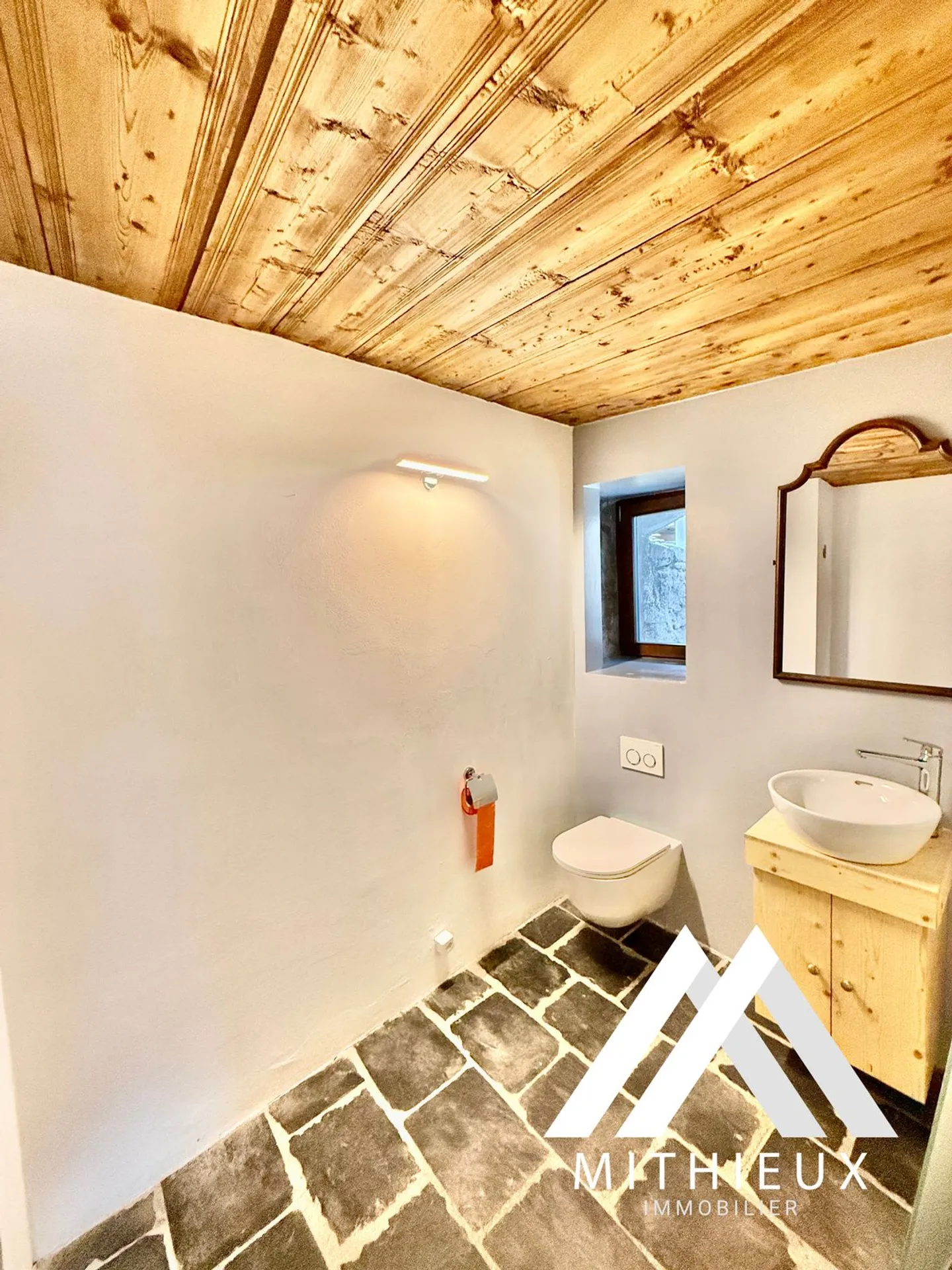 MAGNIFIKANT RENOVIERTES DUPLEX VON 3.5 PCS + LOKAL/WERKSTATT - MASE (MONT-NOBLE) - Foto 7 von 13