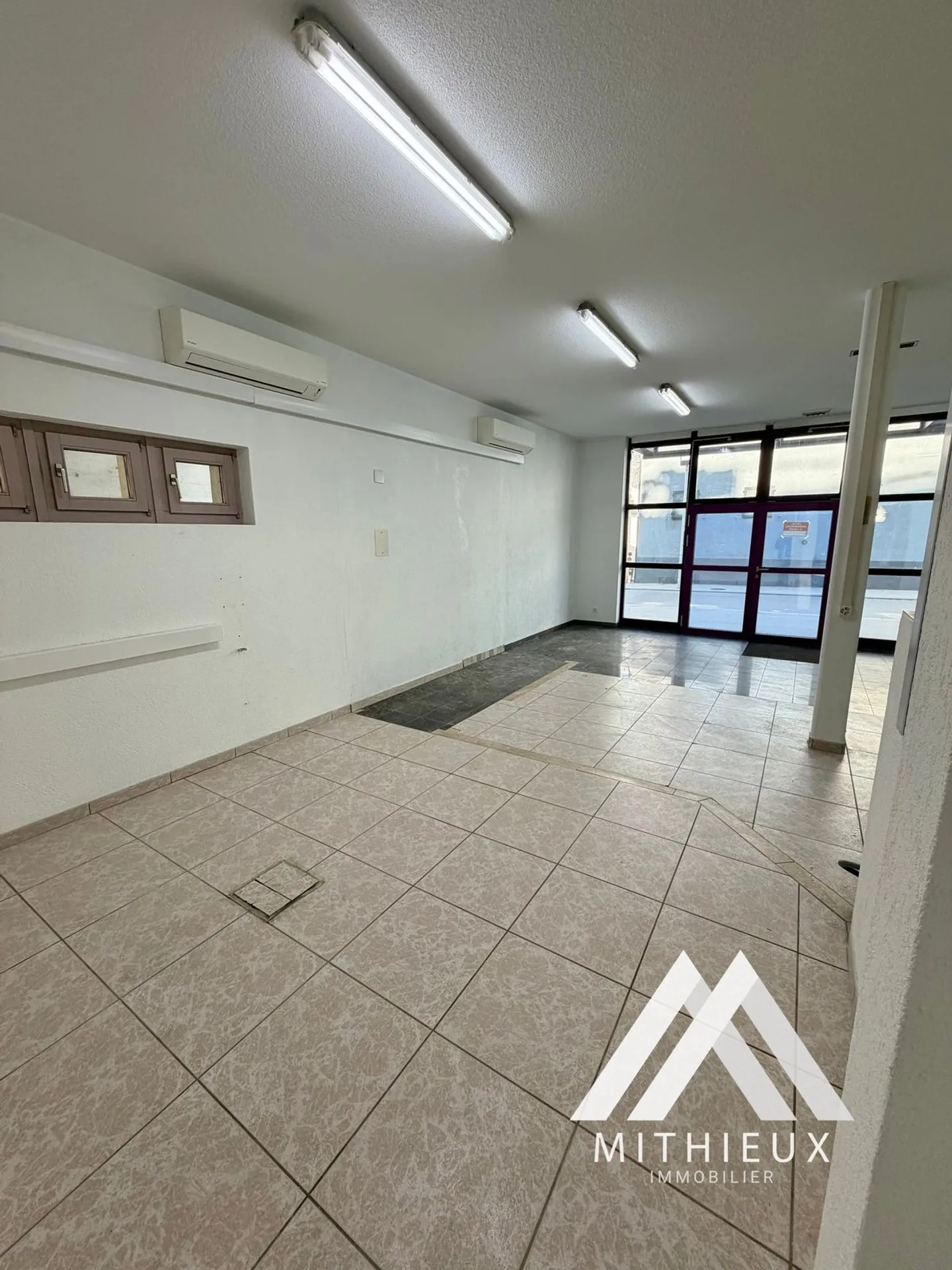 Commercial space with showcase in the heart of Riddes - Photo 2 of 7